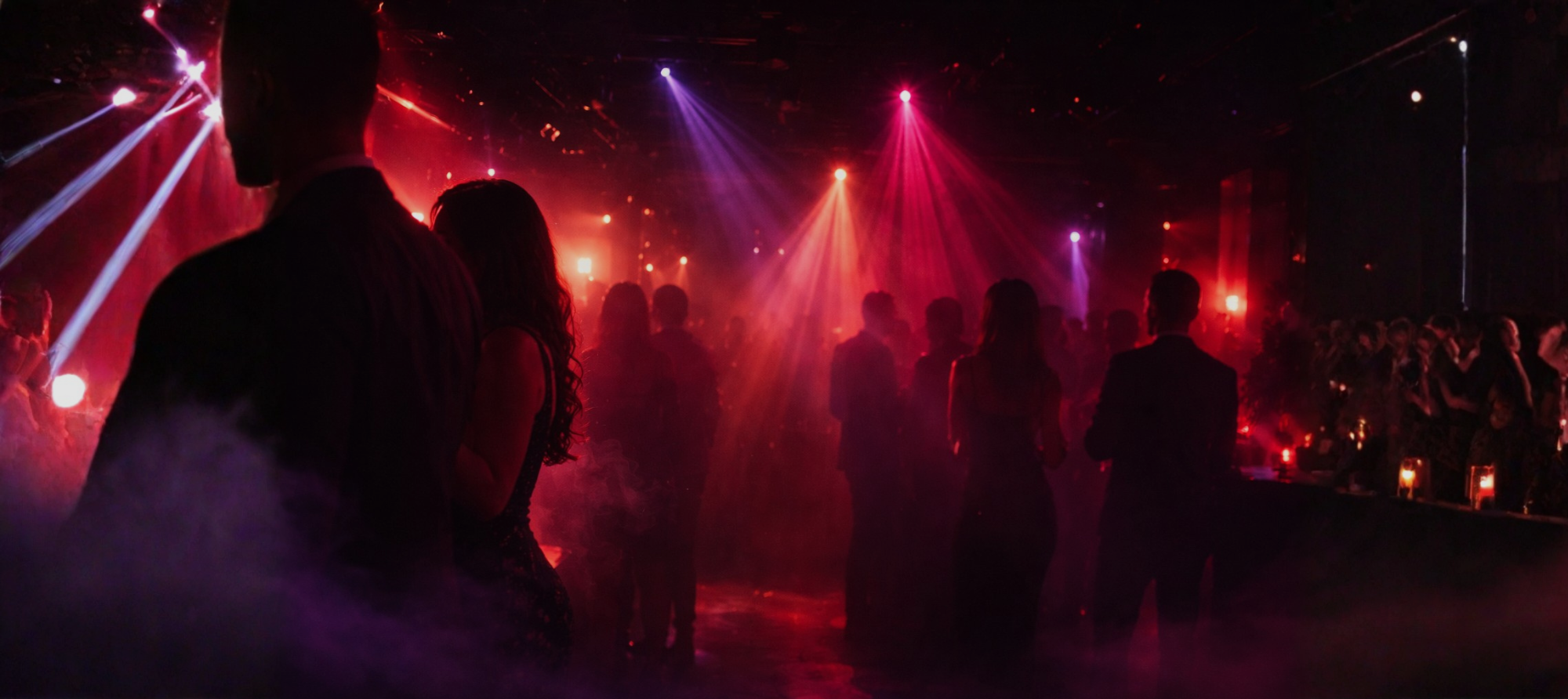 אווירת מועדון עם תאורה דרמטית